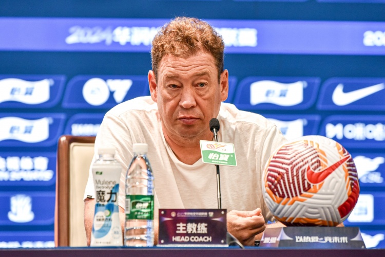 沪媒点评斯卢茨基的换人策略显得十分传统，并没有针对蓉城进行调整