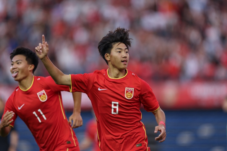 U16国足夺冠了 可惜防线短板让战术像个笑话