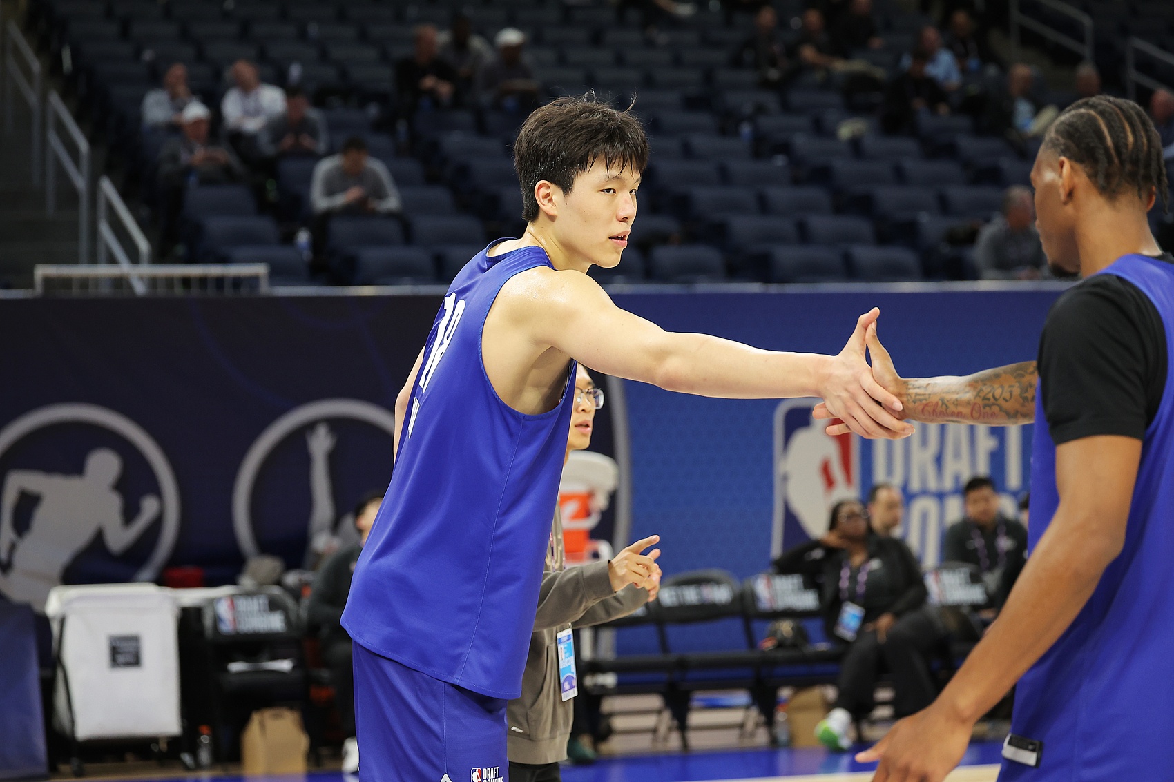杨瀚森的父母表示儿子一直梦想打NBA，希望能亲自见证他实现这个梦想