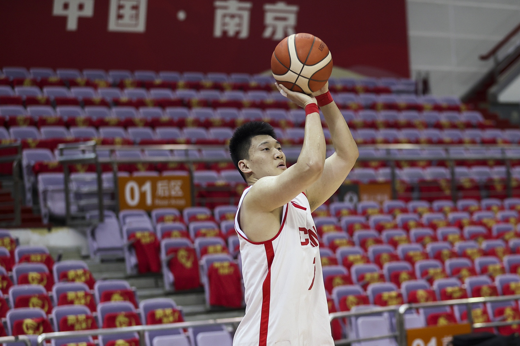 后卫的最后一个名额将在徐杰和高诗巖之间决出 雷蒙逐渐获得教练组的信任