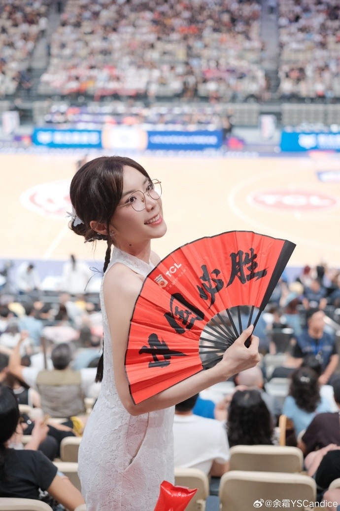 余霜首次观看现场女篮比赛 体验心跳加速和紧张感
