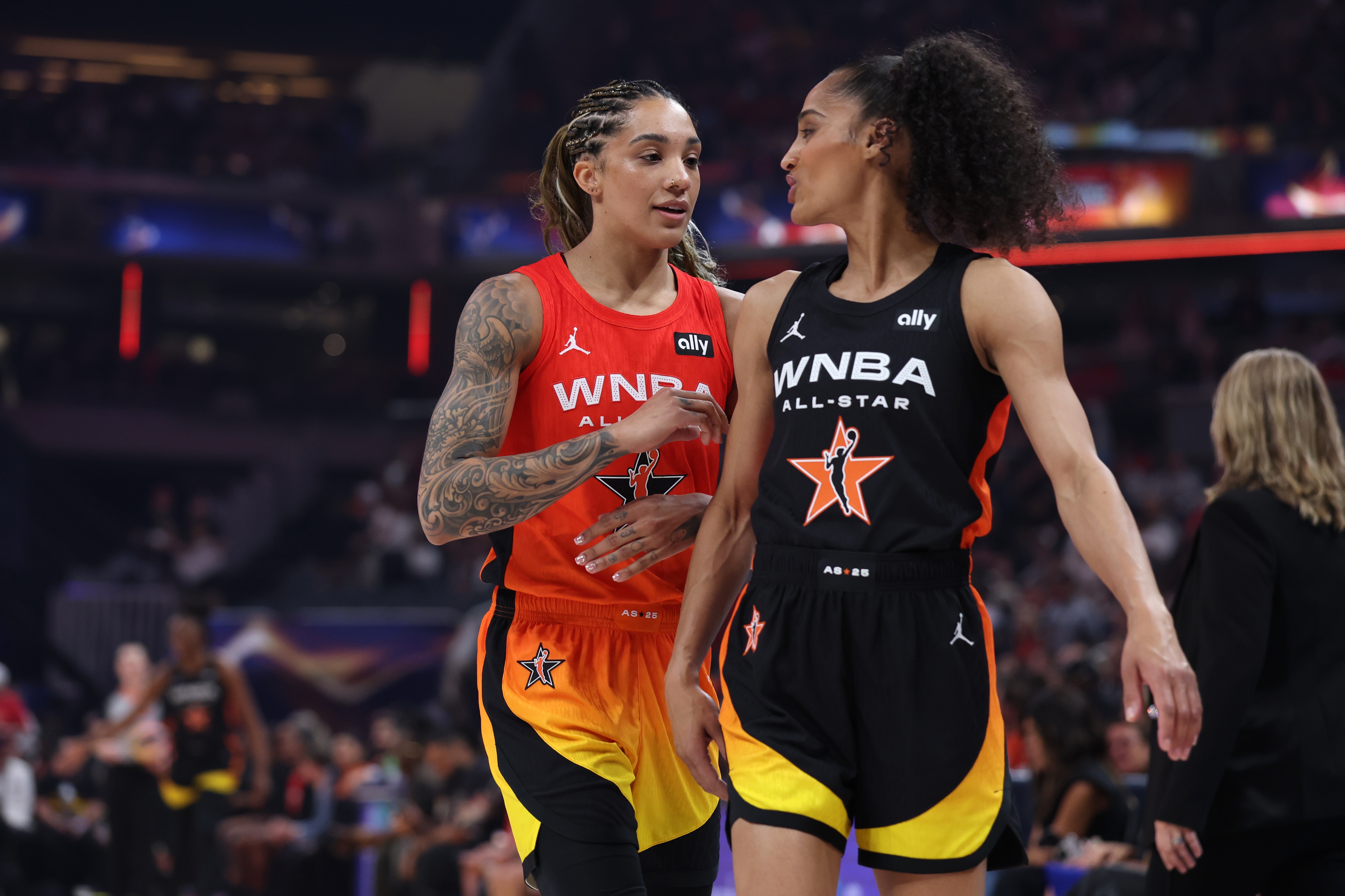 WNBA全明星正赛 科利尔表现出色砍下36分9篮板 克拉克因伤未能参赛 科利尔队取得大胜