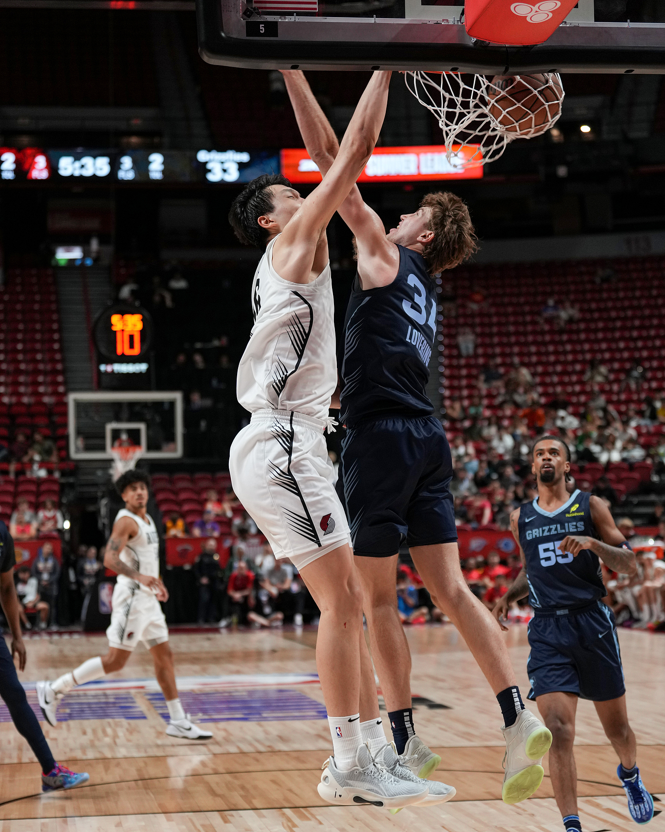 杨瀚森分享了在NBA打球的一些体会，表示自己在扣篮时感觉跳得不够高，并且在低位对抗中会感到不适，需要调整适应。