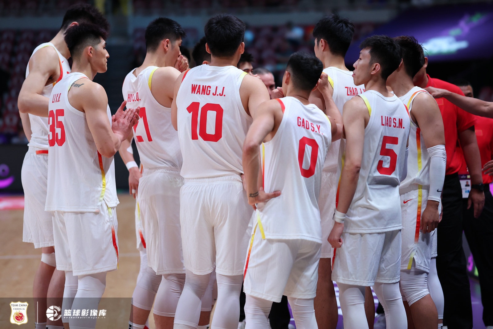 体坛周报：三连胜掩映下的短板 中国男篮的征途方始