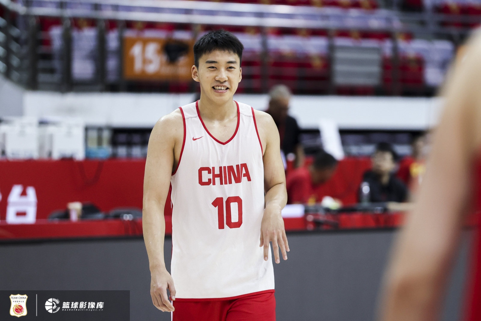 体坛周报报道亚洲杯首场比赛中王俊杰是否成为中国男篮的新希望