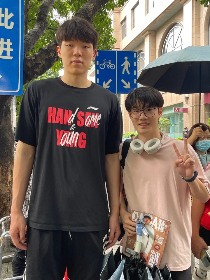 与杨瀚森的相遇 网友在广东感受到他的亲和力